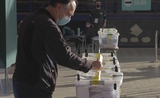 un homme depose son vote dans une urne au chili
