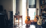 un appartement avec des instruments de musique 