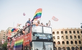 Un bus décoré aux couleurs des Gay Games