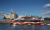photo d'un ferry aux couleurs aborigènes