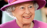 La reine Elizabeth II vêtue de rose