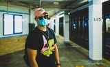 New-Yorkais dans le métro avec un masque