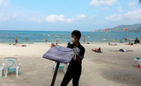 Un plagiste attend les touristes sur l'ile thailandaise de Phuket