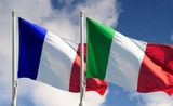drapeaux de France et Italie dans le ciel