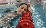 Yusra Mardini sourit à la caméra dans une piscine 