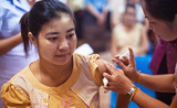 Jeune femme khmère se faisant vacciner