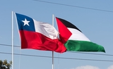 Les drapeaux chiliens et palestiniens flottant ensemble_0_0