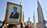 Manif-portrait-Prayuth-Democratie-monument