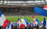 Supporters français brandissant des drapeaux dans un stade