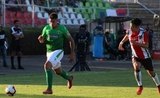 Un joueur de l'Audax Italiano se retrouve en face à face avec un joueur du Deportivo Palestino