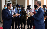 Le ministre des Affaires étrangères britanniques accueillant par le gouvernement cambodgien 
