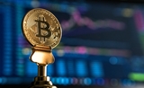 Un bitcoin avec un fond de crypto monnaie