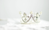 Une couronne de diamants scintille sur un fond blanc