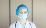 Une médecin portant un masque chirurgical