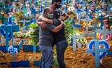 Famille en deuil au cimetière de Manaus au Brésil