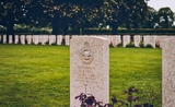 Une tombe britannique d'un soldat tombé le jour du débarquement