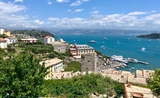 vue panoramique sur la mer et village d'italie