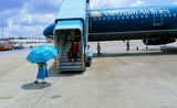 Arrivée d'un avion vietnamien avec des voyageurs internationaux vaccinés