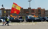 personne défilant avec un drapeau espagnol