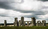 Le site de Stonehenge avec un ciel nuageux