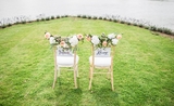 chaises pour maries dans l'herbe