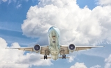 Un avion dans le ciel avec des nuages et du ciel bleu 