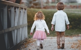 Deux jeunes enfants de dos marchent paisiblement