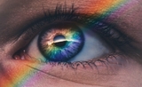 Un oeil avec le drapeau LGBT arc en ciel