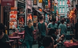 Des personnes marchent dans la rue à Singapour 