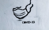 Street art d'un masque médical avec l'inscription covid-19.