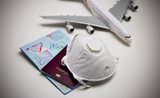 avion miniature avec un masque et un passeport
