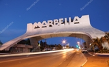 Marbella Arch illuminé la nuit. Andalousie, Espagne