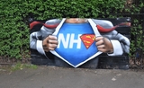 NHS fait office de déguisement de superman