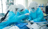 Une equipe medicale en tenue hazmat en action dans une unite de soins intensifs de Bangkok