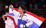 La taekwondoïste thaïlandaise Panipak Wongpattanakit celebre sa medaille d'or à Tokyo
