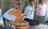 Kong Nai, célèbre joueur de chapei dang veng, en train de jouer de son instrument à Phnom Penh en 2007