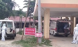 Ambulance et volontaires anti-covid-19 devant l'entrée de l'hôpital de Maungdaw 