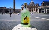 Une bouteille de Drink Mary sur fond de place Saint Pierre