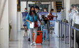 Des touristes arrivent dans l'aeroport de Phuket dans le cadre de la Phuket Sandbox