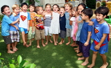 Des enfants en cercle dans la cour de l'Ecole bilingue Acacia a Bangkok