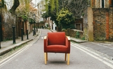Un fauteuil rouge dans une rue