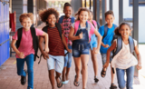Des enfants courent dans une école française de l'étranger