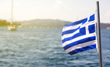 Un drapeau grec sur un bateau de croisière