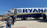 Des passagers débarquent d’un vol Ryanair sur l’aéroport de Malaga