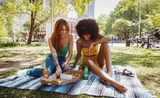 Deux femmes pique-niquant dans un parc à Londres
