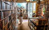 Une femme se tient debout dans une librairie.