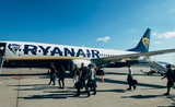 Des passagers embarquant dans un avion Ryanair
