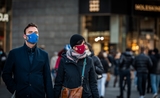Des personnes masquées marchent dans la rue 