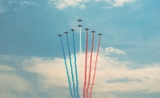 Des avions rafales qui fendent le ciel avec les couleurs du drapeaux français