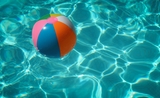 Un ballon flotte à la surface d'une piscine 